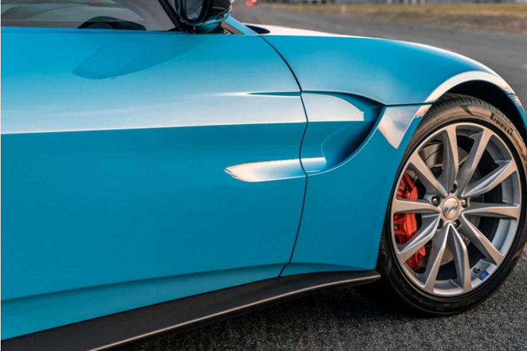 Về truyền động, phiên bản tiêu chuẩn mới nhất của Vantage sở hữu động cơ tăng áp kép V8 4.0L sản sinh công suất 503 mã lực và mô-men xoắn cực đại 685 Nm, đi kèm là hộp số tự động 8 cấp, xe có thể tăng tốc từ 0 - 96 km/h trong 3,6 giây.