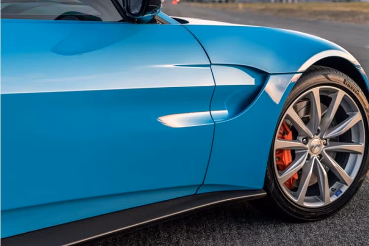 Về truyền động, phiên bản tiêu chuẩn mới nhất của Vantage sở hữu động cơ tăng áp kép V8 4.0L sản sinh công suất 503 mã lực và mô-men xoắn cực đại 685 Nm, đi kèm là hộp số tự động 8 cấp, xe có thể tăng tốc từ 0 - 96 km/h trong 3,6 giây.