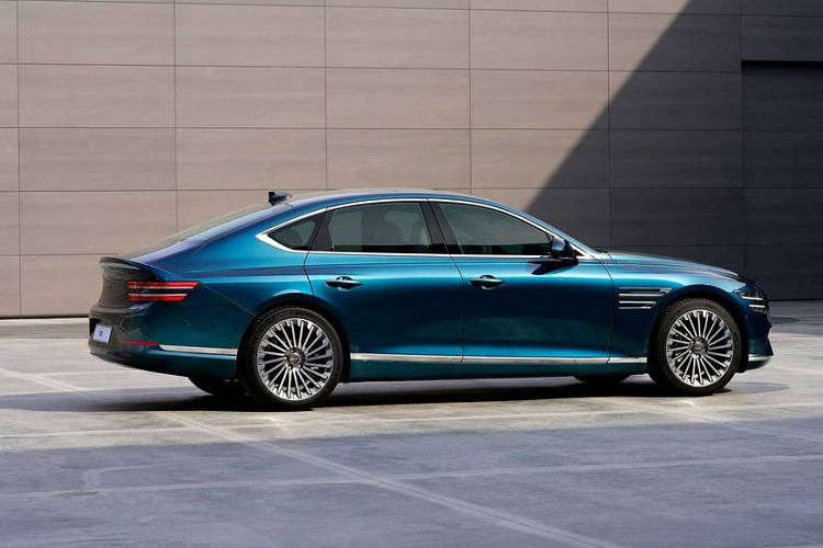 Dễ nhận thấy nhất là các khe gió ở lưới tản nhiệt phía trước đã được loại bỏ, thay vào đó là các chi tiết trang trí hình thoi. Genesis Electrified G80 2023 mới sở hữu hệ truyền động mô tơ điện kép cho tổng công suất 365 mã lực, mo-men xoắn 700 Nm. Nhờ cấu hình này, chiếc sedan thuần điện có khả năng tăng tốc từ 0 - 100 km/h chỉ trong 4,9 giây.