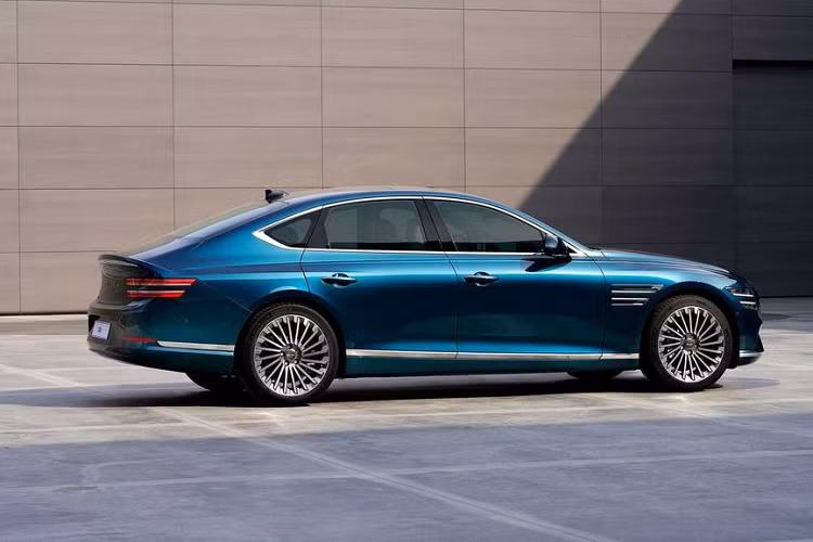 Dễ nhận thấy nhất là các khe gió ở lưới tản nhiệt phía trước đã được loại bỏ, thay vào đó là các chi tiết trang trí hình thoi. Genesis Electrified G80 2023 mới sở hữu hệ truyền động mô tơ điện kép cho tổng công suất 365 mã lực, mo-men xoắn 700 Nm. Nhờ cấu hình này, chiếc sedan thuần điện có khả năng tăng tốc từ 0 - 100 km/h chỉ trong 4,9 giây.