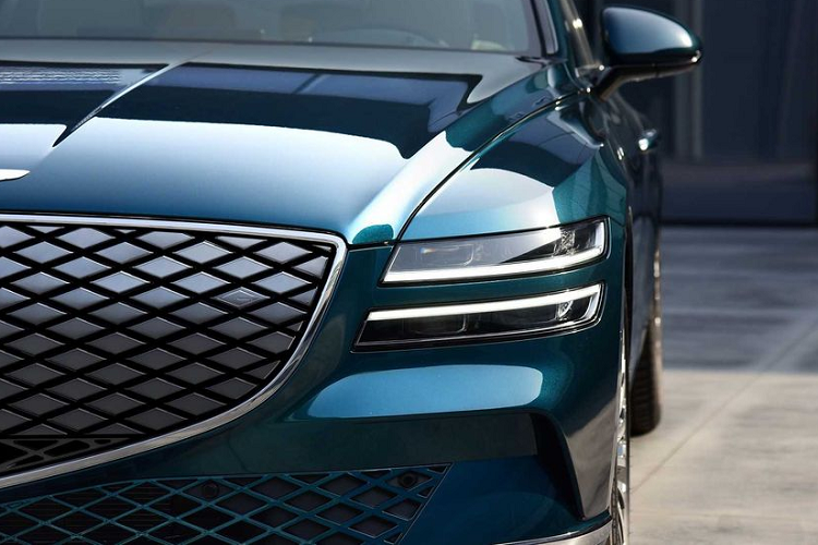 Genesis Electrified G80 2023 chạy điện được trang bị cụm pin công suất 87,2kWh đi kèm hệ thống sạc nhanh 800V. Nếu có việc gấp, người dùng chỉ cần bỏ ra 22 phút để sạc đầy lại 80% dung lượng điện.