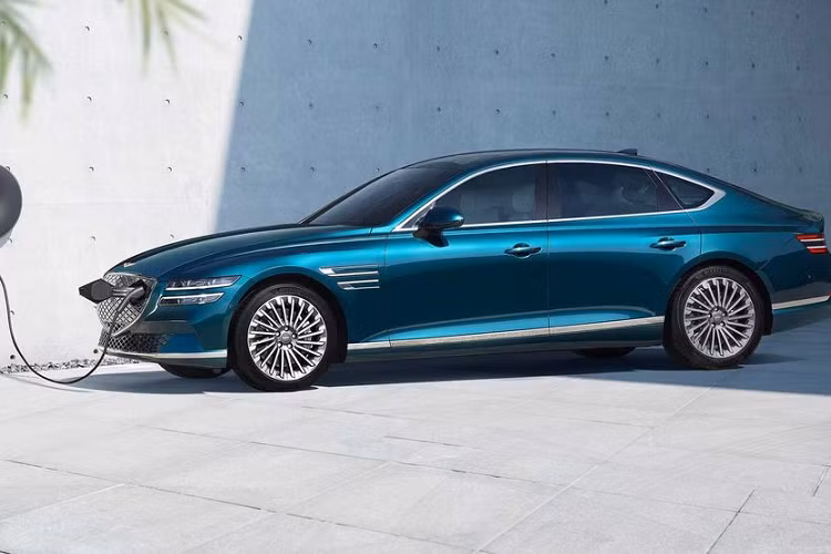 Genesis cho biết phạm vi di chuyển của mẫu xe này đạt 454 km với mỗi lần sạc đầy. Ngoài ra, phía trên nóc xe được trang bị hệ thống pin năng lượng mặt trời, hỗ trợ một phần công suất cho các thiết bị tiêu thụ điện bên trong xe.