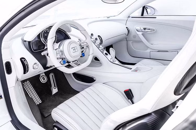 Chiếc Chiron của Rapper Post Malone thuộc phiên bản thông thường và là một trong số ít những chiếc Chiron đặt chân đến Mỹ. Phiên bản này được trang bị động cơ W16, dung tích 8.0 lít, tăng áp kép, sản sinh công suất tối đa lên đến 1.500 mã lực và mô-men xoắn cực đại đạt 1.600 Nm.