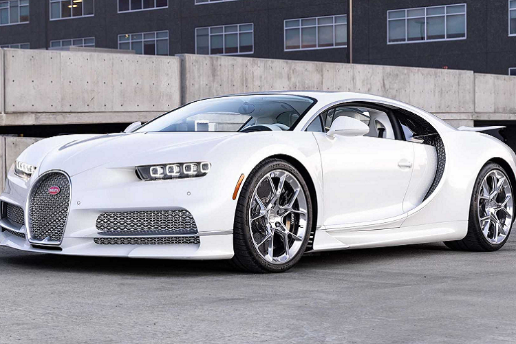 Bên cạnh những thành tựu ấn tượng trong âm nhạc, Post Malone còn được biết đến là một tay chơi xe với hàng loạt mẫu siêu xe, Hypercar đình đám bậc nhất trên thế giới. Bộ sưu tập của nam Rapper nổi tiếng bao gồm McLaren Senna XP, Lamborghini Aventador LP750-4 SV Roadster, Lamborghini Urus, Ford GT... và Bugatti Chiron hàng hiếm.