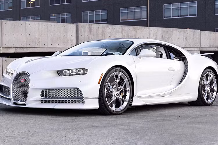 Bên cạnh những thành tựu ấn tượng trong âm nhạc, Post Malone còn được biết đến là một tay chơi xe với hàng loạt mẫu siêu xe, Hypercar đình đám bậc nhất trên thế giới. Bộ sưu tập của nam Rapper nổi tiếng bao gồm McLaren Senna XP, Lamborghini Aventador LP750-4 SV Roadster, Lamborghini Urus, Ford GT... và Bugatti Chiron hàng hiếm.