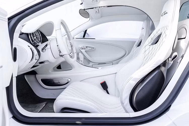 Siêu xe triệu đô này chỉ mất thời gian 2,5 giây có thể tăng tốc lên 100 km/h từ vị trí xuất phát trước khi đạt vận tốc tối đa 420 km/h. Để có thể giúp Bugatti Chiron đạt tốc độ tối đa, người lái cần phải chuyển sang chế độ chạy Top Speed và vẫn phải sử dụng chìa khoá riêng tương tự như hãng siêu xe Pháp đã làm với “đàn anh” là Veyron.