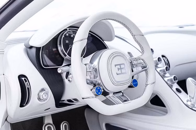 Mẫu xe này được hoàn thiện với màu sắc yêu thích của Malone - màu trắng. Trước đây, Rapper nổi tiếng từng tiết lộ một số hình ảnh về garage của anh với sự xuất hiện của hàng loạt các mẫu xe chỉ mang trên mình màu sơn trắng.