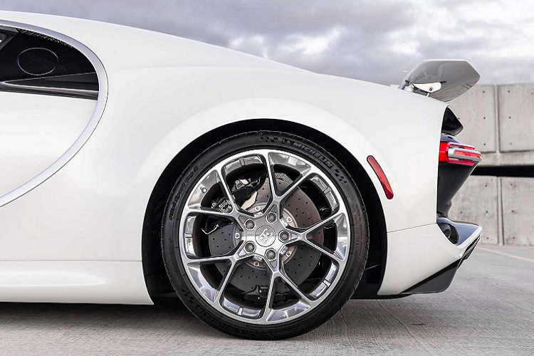 Mẫu xe sở hữu bộ cùm phanh màu đen có giá 6.800 Đô, ghế Comfort bọc da màu trắng với đường chỉ khâu tương phản và nội thất bằng nhôm được trang trí thêm có giá bán lần lượt ở mức 32.000 Đô và 10.900 Đô thêm vào giá cuối cùng. Chiếc xe này đã được trang bị thêm tổng cộng khoảng 150.000 Đô tùy chọn... giá xe Bugatti Chiron Glacier White này khởi điểm ở mức khoảng hơn 3 triệu Đô.