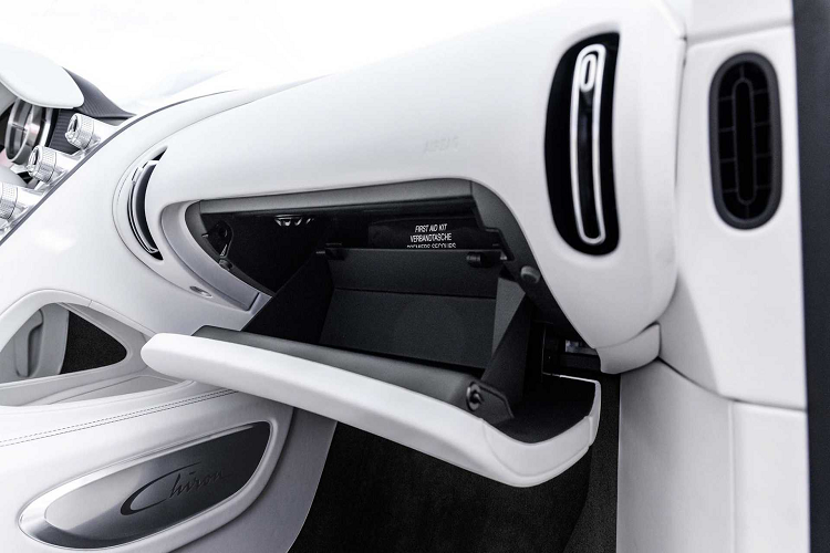 Chiếc Chiron của nam Rapper được trang bị hàng loạt các chi tiết tùy chọn đắt giá bao gồm bộ lưới tản nhiệt phía trước và phía sau màu bạc có giá bán lên tới 38.200 Đô, tinh tế trên lưới tản nhiệt phía trước, bộ mâm xe Caractere có giá bán lên tới 64.000 Đô.