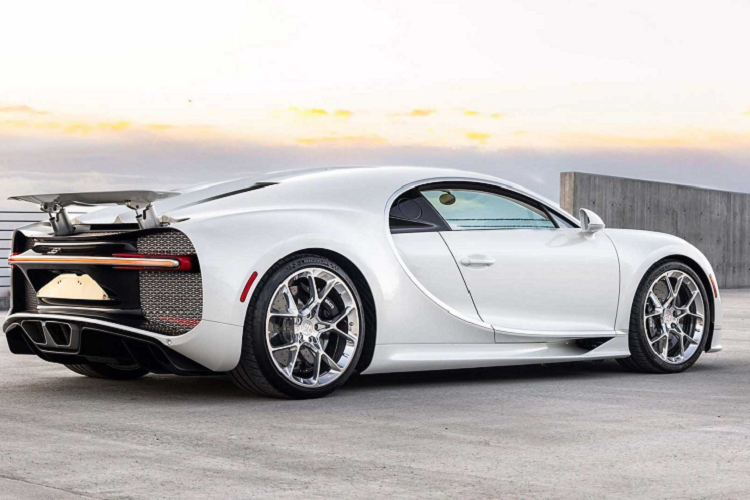 Tuy nhiên, vừa qua chiếc Bugatti Chiron với ngoại thất được sơn màu trắng, khoang nội thất được bọc chất liệu da màu trắng cùng các chi tiết được phối chrome của Post Malone đã được rao bán. Chiếc Bugatti Chiron 2019 của Post Malone chỉ mới chạy khoảng 965 km và đang được rao bán tại duPont Registry, hiện là một phần của Motorsport Network. Có thế thấy, chiếc xe này hiện đang ở trong tình trạng hoàn hảo.