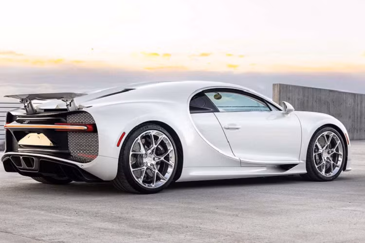 Tuy nhiên, vừa qua chiếc Bugatti Chiron với ngoại thất được sơn màu trắng, khoang nội thất được bọc chất liệu da màu trắng cùng các chi tiết được phối chrome của Post Malone đã được rao bán. Chiếc Bugatti Chiron 2019 của Post Malone chỉ mới chạy khoảng 965 km và đang được rao bán tại duPont Registry, hiện là một phần của Motorsport Network. Có thế thấy, chiếc xe này hiện đang ở trong tình trạng hoàn hảo.