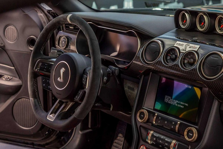 Ngoài nâng cấp hệ thống truyền động, Shelby American còn bổ sung gói thân rộng, cùng với bánh xe, lốp, trục mới, điều chỉnh hệ thống treo, nội thất, phù hiệu, mui xe bằng sợi carbon để tạo ra sự độc đáo và đẳng cấp cho xe Shelby GT500 Code Red.