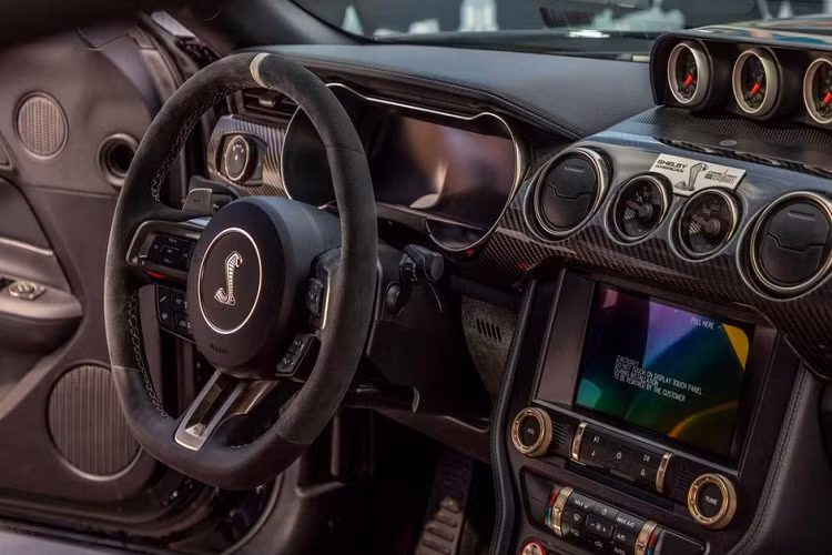 Ngoài nâng cấp hệ thống truyền động, Shelby American còn bổ sung gói thân rộng, cùng với bánh xe, lốp, trục mới, điều chỉnh hệ thống treo, nội thất, phù hiệu, mui xe bằng sợi carbon để tạo ra sự độc đáo và đẳng cấp cho xe Shelby GT500 Code Red.