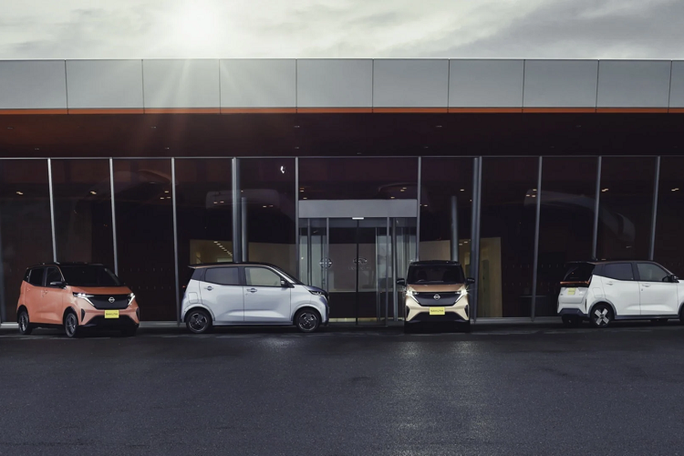 Xe sẽ có mặt tại Nhật Bản bắt đầu từ mùa hè năm nay. Giá xe Nissan Sakura EV dao động từ ¥ 2,333,100 (423 triệu đồng) đến ¥ 2,940,300 (534 triệu đồng). Nhưng đối với người dân Nhật Bản, họ có thể tiết kiệm hơn cả trăm triệu đồng nhờ vào trợ cấp cho phương tiện năng lượng sạch của chính quyền nước này. Khi đó, chiếc Sakura EV có thể đạt mức giá thấp nhất vào khoảng ¥ 1,780,000 (323 triệu đồng).