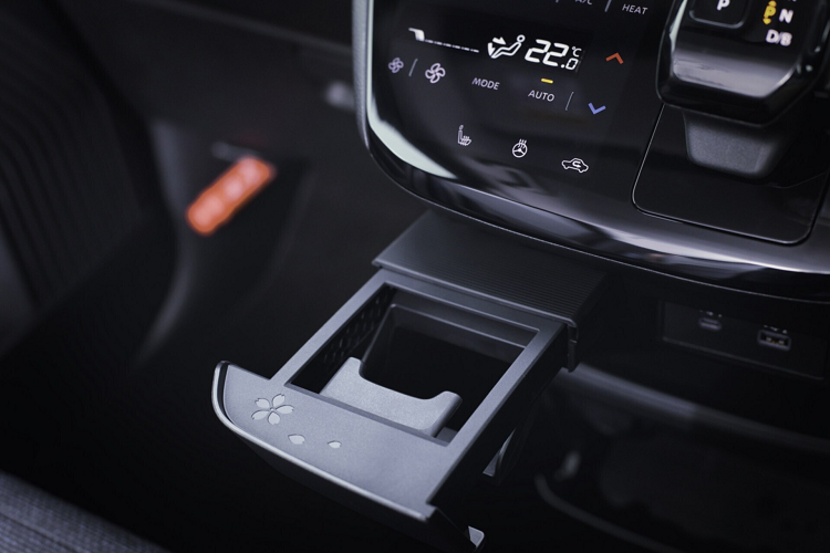 Nissan Sakura được trang bị một động cơ điện duy nhất sản sinh công suất 63 mã lực (47 kW / 64 PS) và mô-men xoắn cực đại 195 Nm (144 lb-ft). Xe có 3 chế độ lái, Eco, Standard và Sport, tốc độ tối đa được giới hạn ở 130 km/h. Ngoài ra còn có e-Pedal Step để lái xe bằng một bàn đạp cung cấp khả năng vận hành mượt mà.