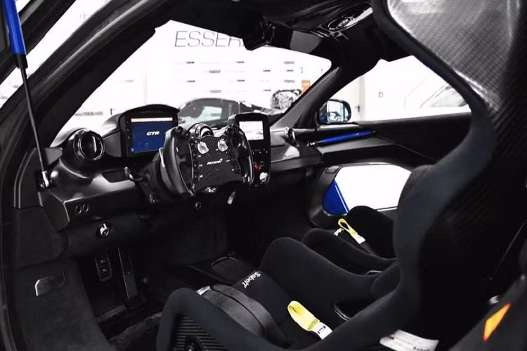 Tại nước ngoài, giá xe McLarren Senna GTR có mức từ khoảng 1,6 triệu USD (khoảng 37,4 tỷ đồng), hiện chưa rõ khi về Việt Nam xe có giá bao nhiêu.