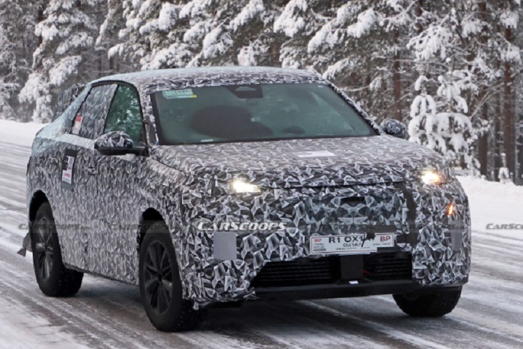 Bắt gặp trên đường chạy thử, chiếc xe SUV Peugeot 3008 2023 có đèn pha thanh mảnh hơn và dự kiến sẽ tiếp tục có dải đèn chiếu sáng ban ngày LED mô phỏng hình dáng răng nanh sư tử đặc trưng trên cản trước. Lưới tản nhiệt đã được che phủ hoàn toàn với một hốc hút gió lớn ở cản dưới chịu trách nhiệm làm mát.