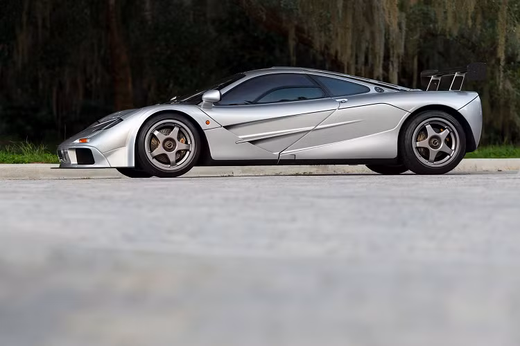 Khoảng bảy tháng sau khi nhận chiếc McLaren F1 gần 30 tuổi cực hiếm này, chủ sở hữu sau đó đã đem chiếc xe đi bảo dưỡng và trang bị bộ nâng cấp High Downforce Kit cùng với bộ mâm xe có kích thước 18 inch.