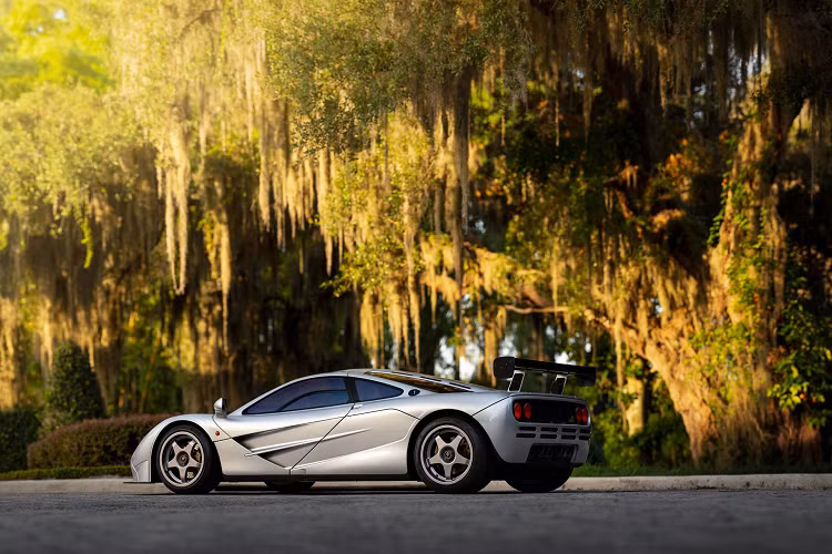 Mới đây, những người mê xe trên thế giới đã có dịp được tận hưởng vẻ đẹp của một trong những chiếc McLaren F1 độc đáo nhất thế giới khi chiếc xe này đang được rao bán.