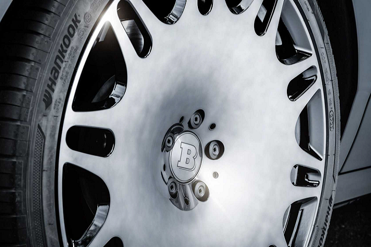 Brabus không phải là thương hiệu đầu tiên ra mắt gói độ dựa trên mẫu xe siêu sang Rolls-Royce Ghost mới. Vào năm ngoái Spofec và Mansory cũng đã tiến hành nâng cấp dựa trên mẫu xe sedan siêu sang này. Hiện vẫn chưa rõ mức giá mà người mua phải trả để có thể sở hữu gói độ độc đáo này.