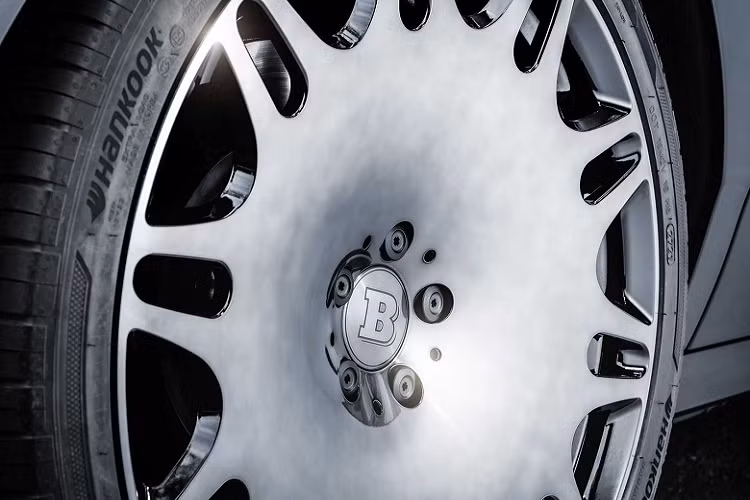 Brabus không phải là thương hiệu đầu tiên ra mắt gói độ dựa trên mẫu xe siêu sang Rolls-Royce Ghost mới. Vào năm ngoái Spofec và Mansory cũng đã tiến hành nâng cấp dựa trên mẫu xe sedan siêu sang này. Hiện vẫn chưa rõ mức giá mà người mua phải trả để có thể sở hữu gói độ độc đáo này.