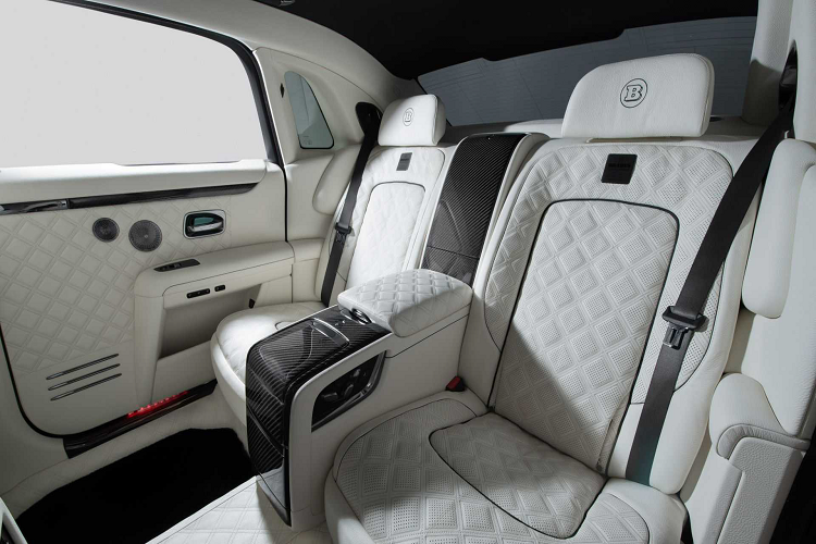 Về nội thất, thương hiệu cũng có thể cá nhân hóa các chi tiết theo yêu cầu của khách hàng. Trên xe mẫu có thể thấy toàn bộ nội thất đã được bọc lại, ghế được sử dụng da đục lỗ cùng họa tiết đan chéo thường được sử dụng trên những mẫu xe độ của Brabus.