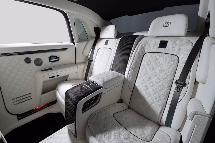 Về nội thất, thương hiệu cũng có thể cá nhân hóa các chi tiết theo yêu cầu của khách hàng. Trên xe mẫu có thể thấy toàn bộ nội thất đã được bọc lại, ghế được sử dụng da đục lỗ cùng họa tiết đan chéo thường được sử dụng trên những mẫu xe độ của Brabus.