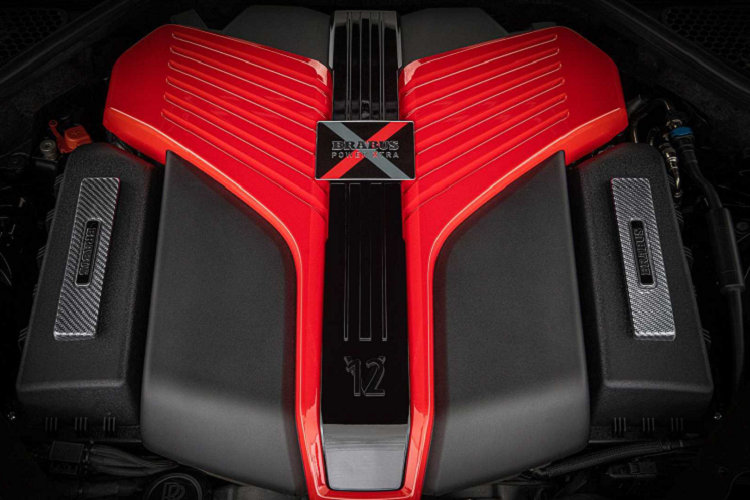 Sau nâng cấp, chiếc xe siêu sang có tổng công suất lên tới 700 mã lực tại 6.300 vòng/phút và mô-men xoắn 950 Nm tại 2.000 vòng/phút. Mặc dù tốc độ tối đa vẫn được giới hạn điện tử ở mức 250 km/h nhưng xe vẫn có khả năng tăng tốc từ 0 - 100 km/h chỉ trong vòng khoảng 4,6 giây.