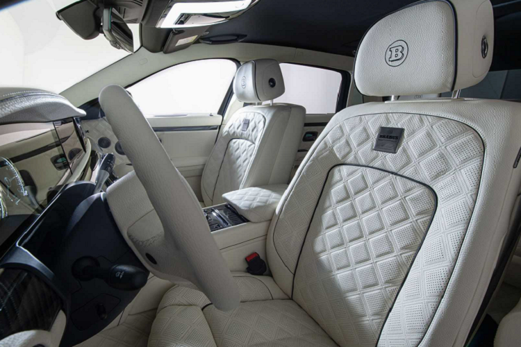 Hệ thống treo khí nén của xe đã được tinh chỉnh nhằm phù hợp với mâm xe lớn và có thể hạ thấp chiều cao của xe xuống thêm khoảng 30 mm.