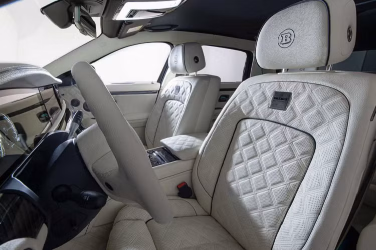 Hệ thống treo khí nén của xe đã được tinh chỉnh nhằm phù hợp với mâm xe lớn và có thể hạ thấp chiều cao của xe xuống thêm khoảng 30 mm.