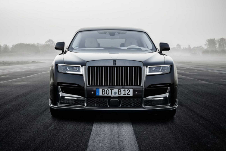 Một số chi tiết khác cũng được lắp đặt cho xe như cánh gió sau tinh tế, bộ khuếch tán bằng sợi carbon và phần đầu ống xả mới. Các chuyên gia điều chỉnh cho biết những tinh chỉnh này không chỉ mang lại cho Ghost vẻ ngoài thể thao hơn mà còn giảm thiểu lực nâng trục trước khi xe vận hành ở tốc độ cao.