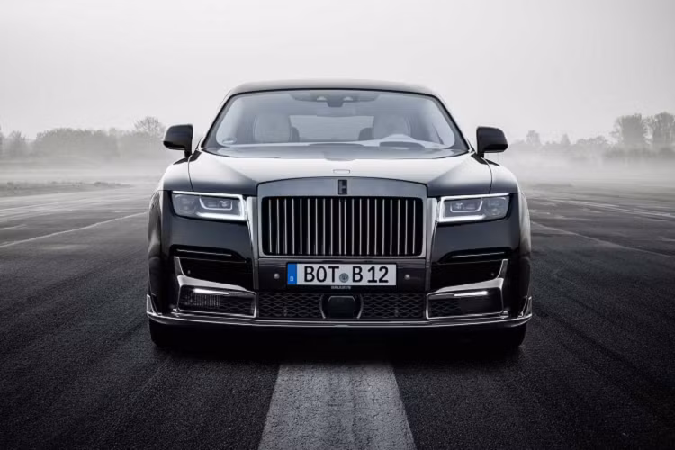 Một số chi tiết khác cũng được lắp đặt cho xe như cánh gió sau tinh tế, bộ khuếch tán bằng sợi carbon và phần đầu ống xả mới. Các chuyên gia điều chỉnh cho biết những tinh chỉnh này không chỉ mang lại cho Ghost vẻ ngoài thể thao hơn mà còn giảm thiểu lực nâng trục trước khi xe vận hành ở tốc độ cao.