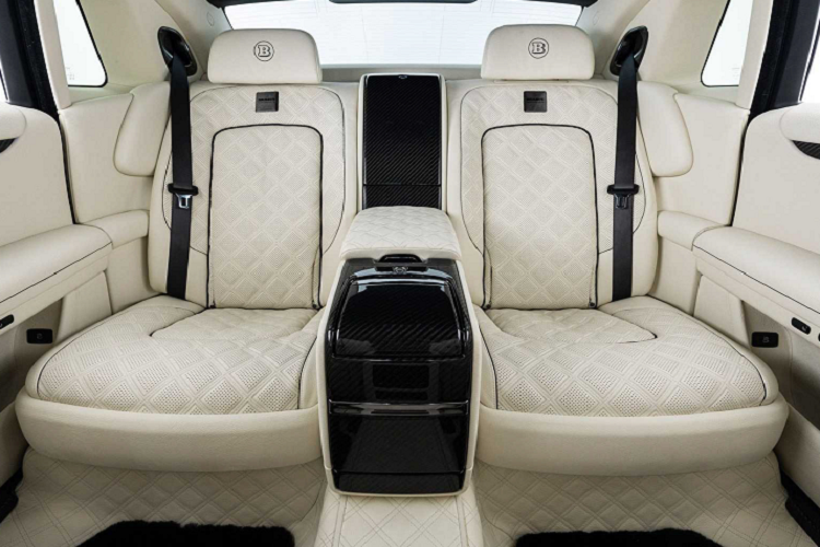 Ngoài ra, các tấm gỗ ốp trên bảng điều khiển hay vô lăng đều đã được loại bỏ, thay vào đó là các tấm ốp carbon từ chính hãng độ Brabus. Mặt ốp đồng hồ ở táp lô phía trước của Rolls-Royce Ghost cũng đã được thay thế bằng tấm ốp có khắc chữ Brabus Masterpiece nhằm biểu thị phiên bản độ đặc biệt.