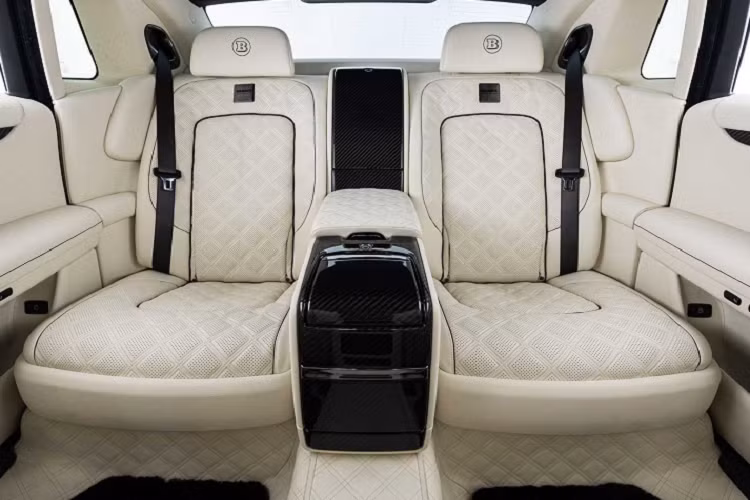 Ngoài ra, các tấm gỗ ốp trên bảng điều khiển hay vô lăng đều đã được loại bỏ, thay vào đó là các tấm ốp carbon từ chính hãng độ Brabus. Mặt ốp đồng hồ ở táp lô phía trước của Rolls-Royce Ghost cũng đã được thay thế bằng tấm ốp có khắc chữ Brabus Masterpiece nhằm biểu thị phiên bản độ đặc biệt.