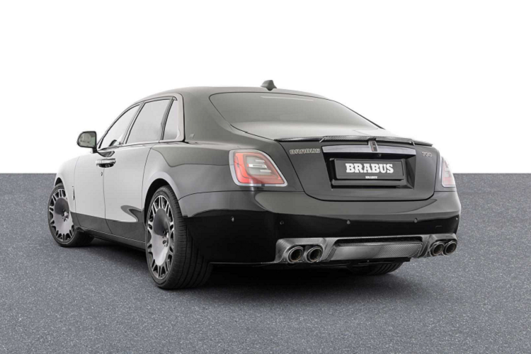 Brabus độ Rolls-Royce Ghost một gói bodykit ngoại thất hoàn chỉnh với tất cả các chi tiết đều được làm bằng sợi carbon. Gói này bao gồm một bộ líp phía trước gắn trực tiếp vào cản trước, hai hốc gió hai bên cản cũng được trang bị thêm chi tiết ốp carbon.