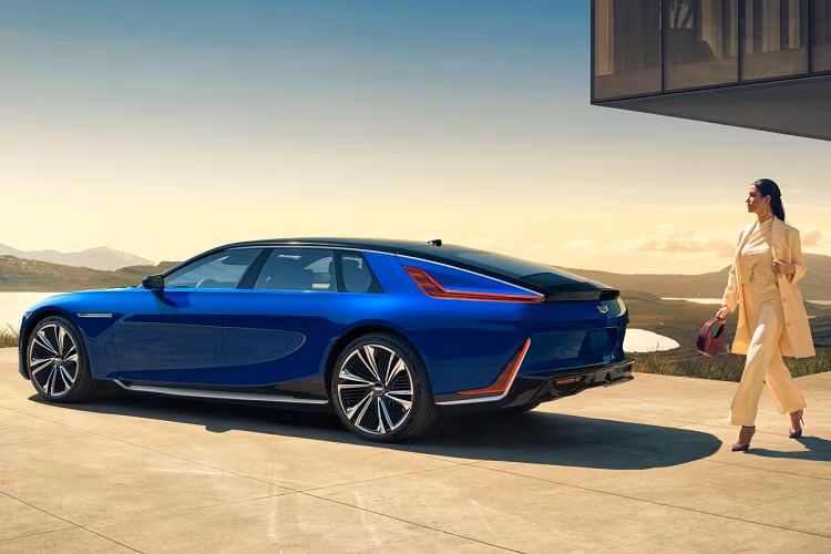 Cung cấp năng lượng vận hành cho xe sedan Cadillac Celestiq khối động cơ phía trên là cụm pin 111 kWh, cho phạm vi hoạt động ước tính 483 km với mỗi lần sạc đầy. Nếu sử dụng sạc nhanh DC 200 kW, Celestiq có thể di chuyển quãng đường 126 km chỉ sau 10 phút cắm sạc.