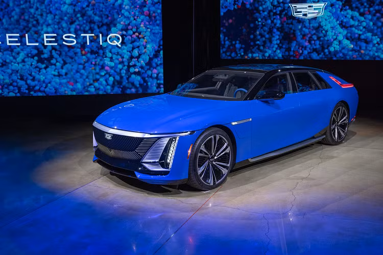 Cadillac Celestiq được giới thiệu là một trong những mẫu xe siêu sang thuần điện mạnh mẽ nhất thế giới. Xe sử dụng hệ dẫn động bốn bánh toàn thời gian với 2 mô tơ điện, tạo ra tổng công suất 600 mã lực và mô-men xoắn 868 Nm. Với sức mạnh này, xe có thể tăng tốc 0-96 km chỉ trong 3,8 giây.