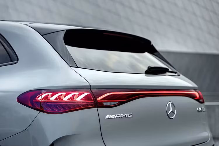 Theo ước tính EQE 43 SUV có thể di chuyển khoảng 431–488 km sau mỗi lần sạc, tương tự phiên bản EQE 53 SUV cũng được ước tính với khả năng di chuyển khoảng 375–470 km. Mức giá xe Mercedes-Benz EQE AMG cho cả hai phiên bản hiện chưa được công bố.