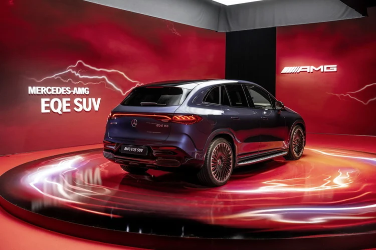 Người dùng còn có thể tùy chọn gói AMG Dynamic Plus trên Mercedes-AMG EQE 53 4Matic, giúp xe mở rộng thêm với 2 chế độ Race Start và Boost đẩy mức công suất của xe lên đến 687 mã lực và mô-men xoắn 1000 Nm, giúp xe tăng tốc từ 0–100 km/h chỉ trong 3,5 giây và tăng tốc độ tối đa lên 240 km/h.