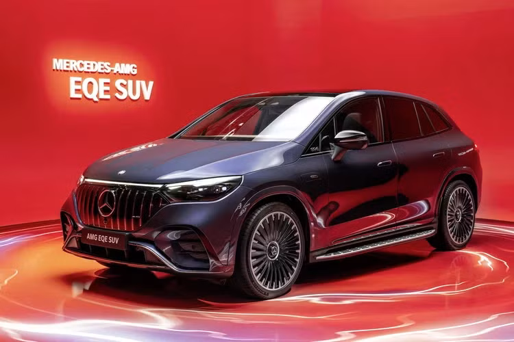 Nổi bật hơn hết chính là phiên bản Mercedes-AMG EQE 53 4Matic, với động cơ điện được AMG phát triển riêng với cuộn dây thích ứng, sử dụng dòng điện cao hơn và bộ biến tần thích ứng, đi cùng là hệ thống làm mát mới... Kết quả là công suất của xe lên đến 626 mã lực và mô-men xoắn 950 Nm. Tốc độ tối đa của xe đạt được lên đến 220 km/h.