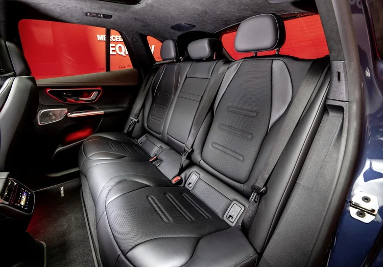 Mặc dù mức công suất đã được tăng lên nhưng cả 2 phiên bản AMG của EQE SUV vẫn chỉ trang bị bộ pin 90,6 kWh như các phiên bản tiêu chuẩn, tất nhiên quãng đường di chuyển nó sẽ bị giảm đi bởi động cơ mạnh hơn.