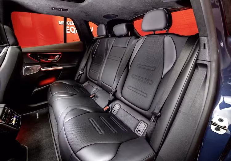 Mặc dù mức công suất đã được tăng lên nhưng cả 2 phiên bản AMG của EQE SUV vẫn chỉ trang bị bộ pin 90,6 kWh như các phiên bản tiêu chuẩn, tất nhiên quãng đường di chuyển nó sẽ bị giảm đi bởi động cơ mạnh hơn.