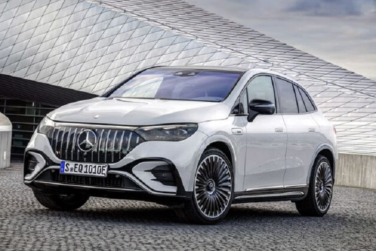 Như vậy, bên cạnh 3 phiên bản tiêu chuẩn thì mẫu xe chạy điện EQE SUV còn được Mercedes-Benz tung ra thêm 2 phiên bản hiệu năng cao đến từ bộ phận AMG. Cả 2 mẫu Mercedes-Benz EQE AMG 2023 mới đều sở hữu ngoại hình thể thao cùng hiệu suất vận hành mạnh mẽ hơn hẳn các phiên bản tiêu chuẩn.