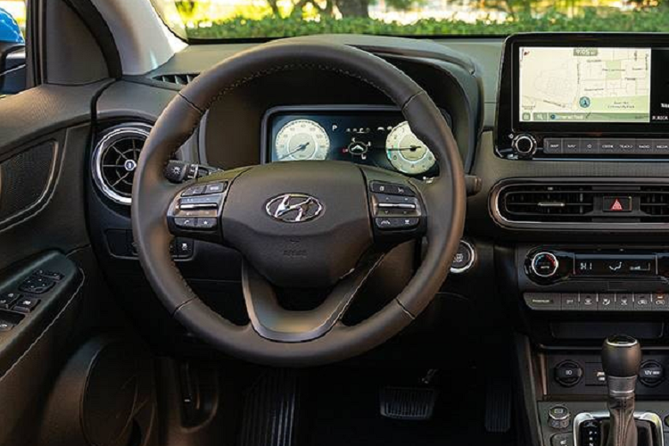 Theo tin đồn, xe sẽ được tăng kích thước để thay thế vị trí của người anh em Hyundai i30 tại thị trường châu Âu. Dự kiến, xe sẽ được phát triển dựa trên cơ sở gầm bệ dùng chung với Kia Niro. Bên trong Hyundai Kona 2023 là không gian nội thất có một số chi tiết giống mẫu ô tô điện Ioniq 5.