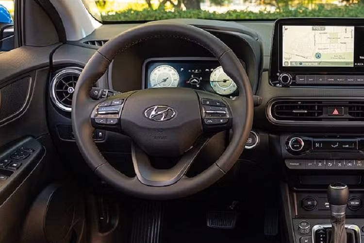 Theo tin đồn, xe sẽ được tăng kích thước để thay thế vị trí của người anh em Hyundai i30 tại thị trường châu Âu. Dự kiến, xe sẽ được phát triển dựa trên cơ sở gầm bệ dùng chung với Kia Niro. Bên trong Hyundai Kona 2023 là không gian nội thất có một số chi tiết giống mẫu ô tô điện Ioniq 5.