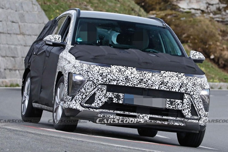 Đáng tiếc là những khu vực còn lại của Hyundai Kona thế hệ mới vẫn được ngụy trang kín mít. Chỉ biết rằng, xe sẽ tiếp tục được trang bị hệ thống đèn pha và đèn hậu 2 tầng như thế hệ cũ. Thêm vào đó là dải đèn LED nằm vắt ngang đầu xe giống Hyundai Staria và Grandeur thế hệ mới cũng như lưới tản nhiệt cỡ lớn.