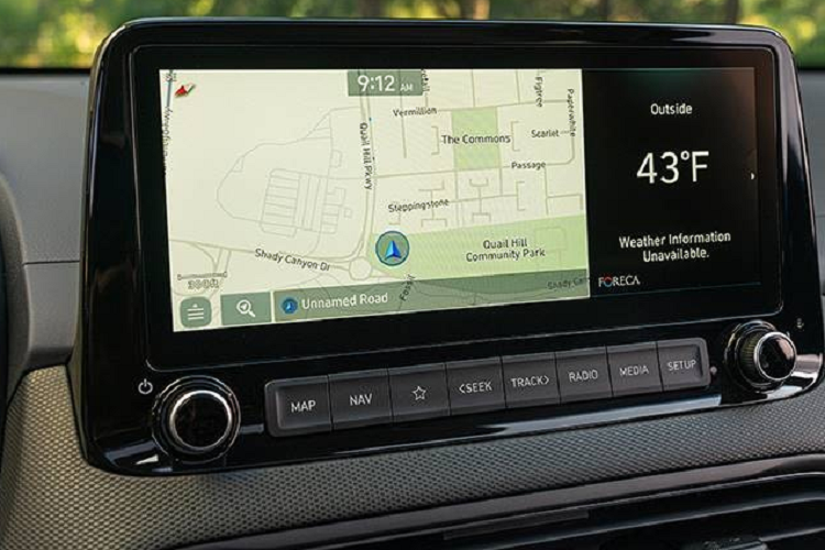 Điều này được thể hiện qua vô lăng vát đáy và bảng đồng hồ kỹ thuật số nối liền với màn hình thông tin giải trí, nằm độc lập trên mặt táp-lô. Ở Hyundai Ioniq 5, màn hình trong bảng đồng hồ và màn hình cảm ứng trung tâm đều có kích thước 12,3 inch.