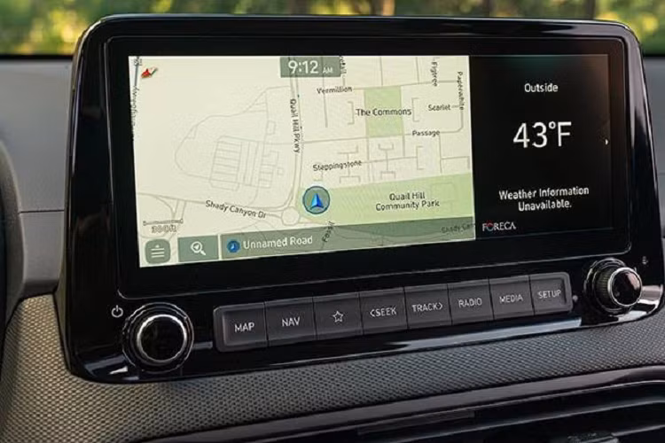 Điều này được thể hiện qua vô lăng vát đáy và bảng đồng hồ kỹ thuật số nối liền với màn hình thông tin giải trí, nằm độc lập trên mặt táp-lô. Ở Hyundai Ioniq 5, màn hình trong bảng đồng hồ và màn hình cảm ứng trung tâm đều có kích thước 12,3 inch.