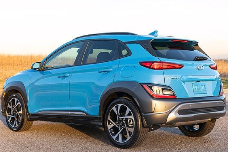 Trong khi đó, Hyundai Kona EV 2023 được đồn sẽ dùng mô-tơ điện mạnh 201 mã lực và cụm pin 64,8 kWh. Nhờ đó, xe có phạm vi di chuyển 407 km sau khi sạc đầy pin. Nhiều khả năng Hyundai Kona thế hệ mới sẽ chính thức trình làng vào năm sau. Hiện mẫu SUV cỡ B này đã bị dừng bán tại Việt Nam và thay thế bằng người anh em Creta. 