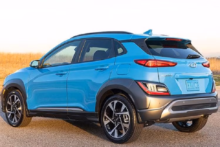 Trong khi đó, Hyundai Kona EV 2023 được đồn sẽ dùng mô-tơ điện mạnh 201 mã lực và cụm pin 64,8 kWh. Nhờ đó, xe có phạm vi di chuyển 407 km sau khi sạc đầy pin. Nhiều khả năng Hyundai Kona thế hệ mới sẽ chính thức trình làng vào năm sau. Hiện mẫu SUV cỡ B này đã bị dừng bán tại Việt Nam và thay thế bằng người anh em Creta. 